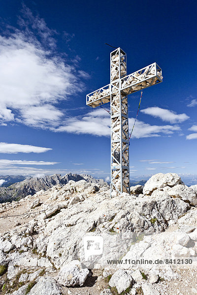 Gipfelkreuz auf der Rotwand in der Rosengartengruppe  hinten der Latemar  Eggental  Dolomiten  Südtirol  Italien