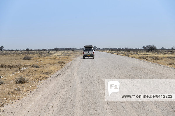 Auto auf Staubstraße  Etosha-Nationalpark  Namibia
