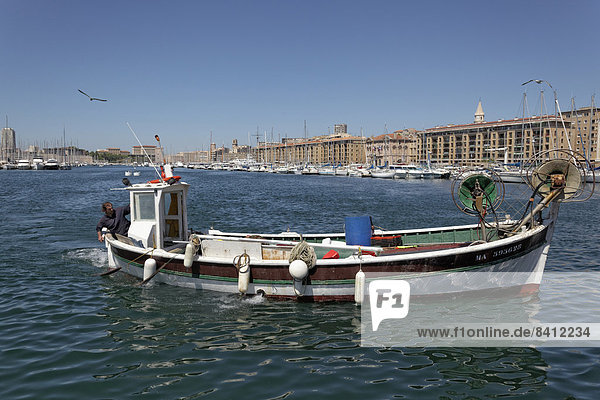 Fischerboot im Alten Hafen  Altstadt  Marseille  Département Bouches-du-Rhône  Region Provence-Alpes-Côte d?Azur  Frankreich