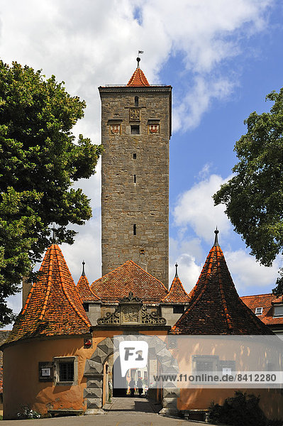 Das Burgtor 13. Jhd. mit zwei Torwächterhäuschen  1596  Rothenburg ob der Tauber  Mittelfranken  Bayern  Deutschland