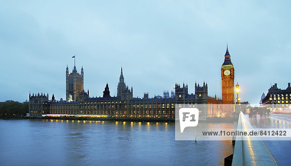 Houses of Parliament und Big Ben in der Dämmerung  London  England  Großbritannien
