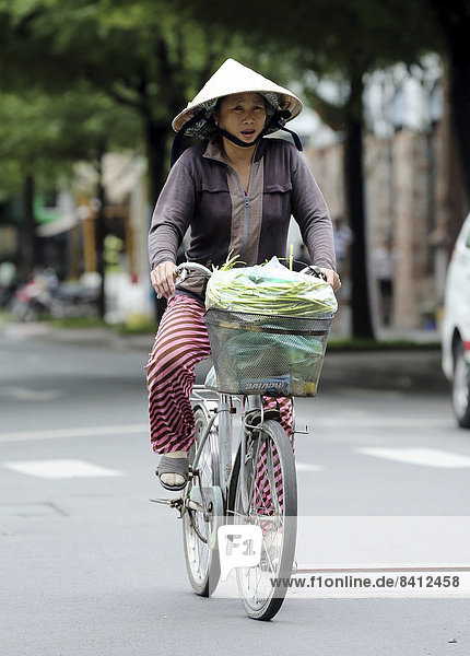 Frau auf Fahrrad  Ho-Chi-Minh-Stadt  Vietnam