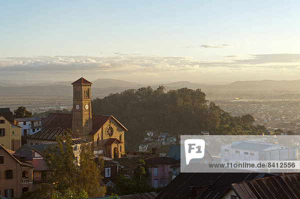 Ausblick vom Rova auf die Oberstadt mit Kirche und die Unterstadt  Altstadt  Antananarivo  Region Analamanga  Madagaskar