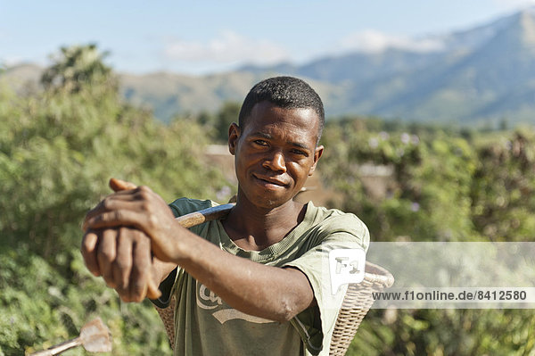 Junger Mann der Ethnie der Antandroy schleppt Korb zur Feldarbeit  Tolagnara  Madagaskar