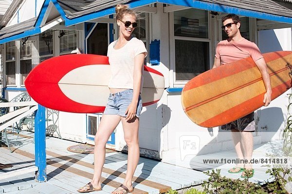 Paar auf der Terrasse mit Surfbrettern  Breezy Point  Queens  New York  USA