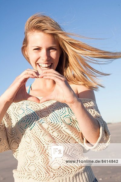 Lächelnde Frau beim Herzschild mit Händen  Breezy Point  Queens  New York  USA