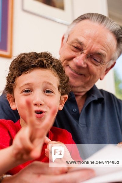Porträt des spielenden Jungen und Großvaters