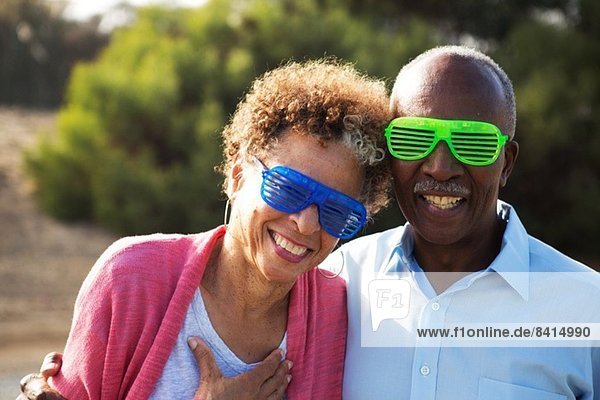 Seniorenpaar mit blauer und grüner Kunststoffbrille