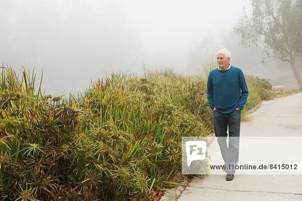 Älterer Mann genießt Spaziergang im Park
