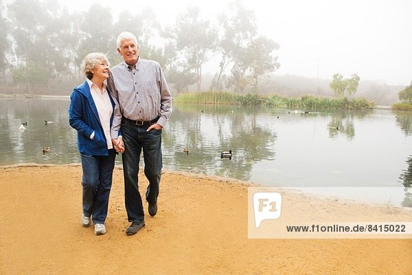 Mann und Frau beim Spaziergang am See