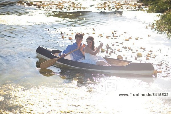 Junges Paar im Ruderboot auf dem Fluss
