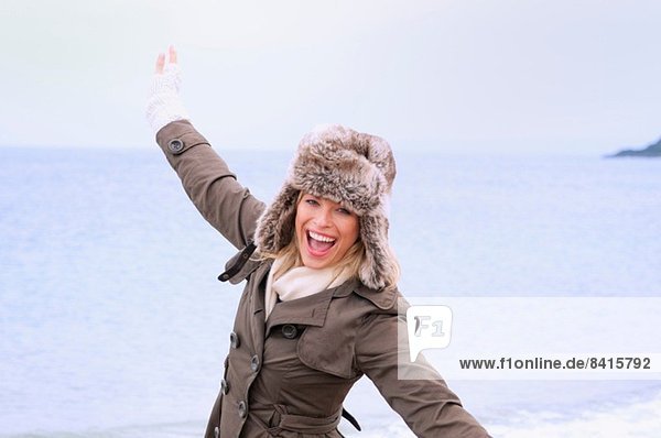 Mittlere erwachsene Frau mit Spaß am Strand  Thurlestone  Devon  UK