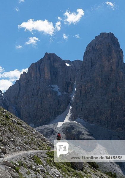 Bergsteiger nähert sich felsigem Gipfel  Brenta-Dolomiten  Italien