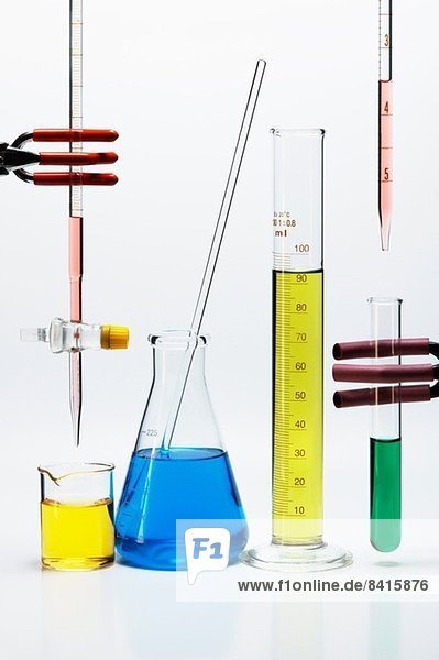 Chemisches Laborglas: Bürette über Becherglas,  Erlenmeyerkolben mit Rührstab,  Messzylinder,  Pipette über Reagenzglas