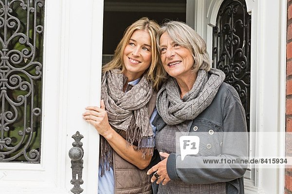 Mutter und Tochter vor der Haustür