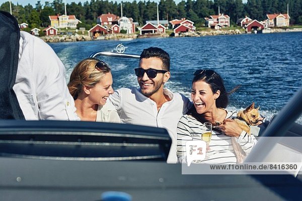 Junge Erwachsene auf dem Boot  Gavle  Schweden