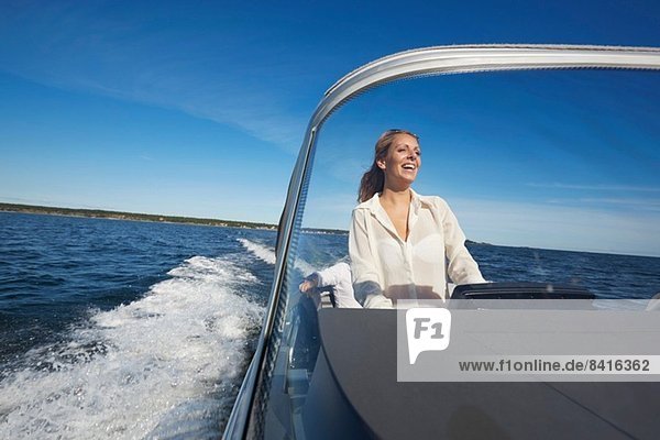 Junge Frau am Steuer des Bootes  Gavle  Schweden