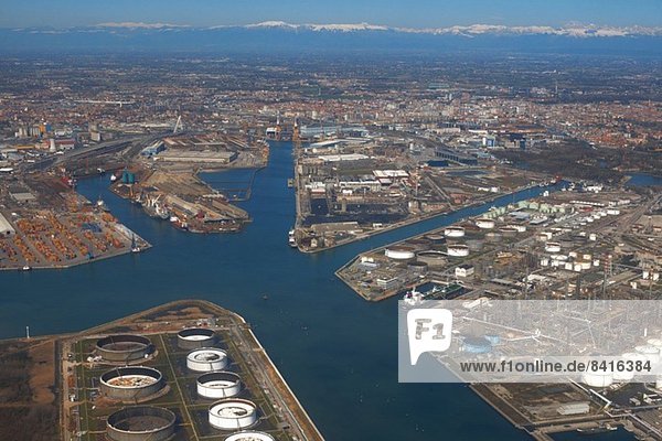 Luftbild des Industriehafens  Venedig  Italien