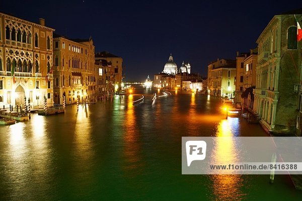 Nachtansicht des Canal Grande  Venedig  Italien