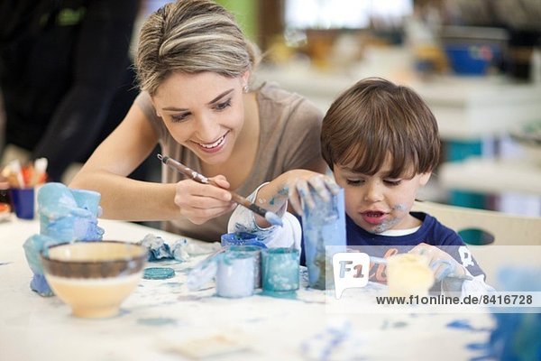 Lehrer und Kleinkind im Kunstunterricht