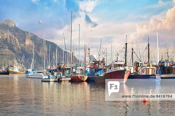 Malerischer Blick auf Boote  Hout Bay  Kapstadt  Südafrika