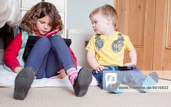 Kinder mit digitalem Tablett und Handy
