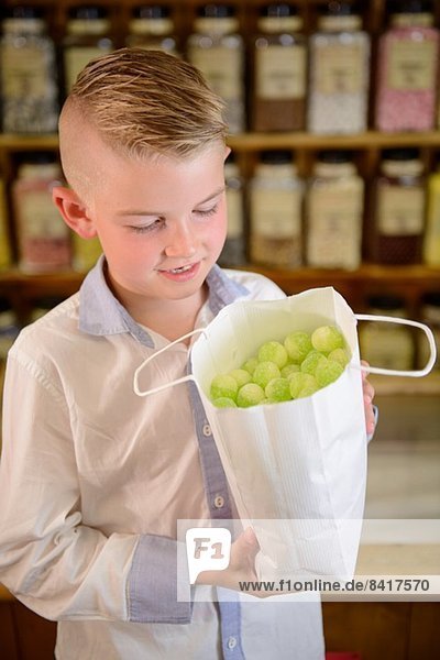 Junge mit Süßigkeiten in der Tasche