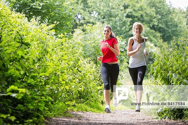 Frauen joggen durch den Wald