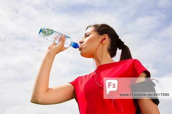 Jogger beim Trinken von Wasser