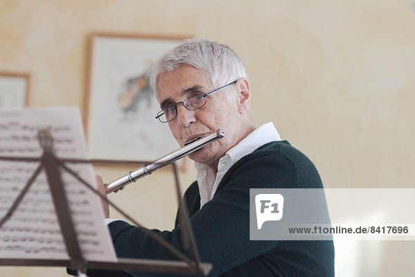 Seniorin beim Flötenspiel