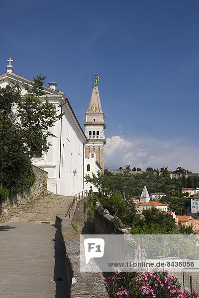 Kuppel Außenaufnahme bauen Wasser Tag Wohnhaus Gebäude Stadt Großstadt Kirche Religion Kathedrale Adriatisches Meer Adria Kuppelgewölbe Italienisch Mittelmeer Piran Slowenien