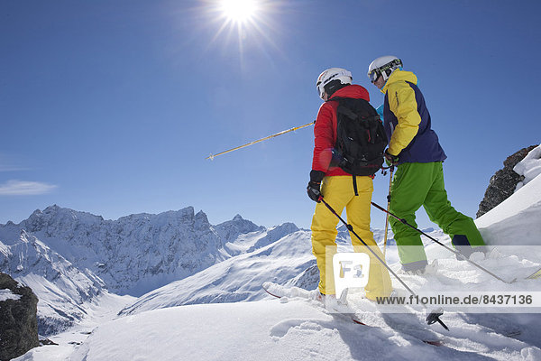 Freizeit Wintersport Winter Mann Sport Abenteuer schnitzen Skisport Ski 2 Kanton Graubünden Tiefschnee Pulverschnee Sonne