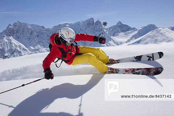 Freizeit Wintersport Winter Mann Sport Abenteuer schnitzen Skisport Ski Kanton Graubünden Tiefschnee Pulverschnee