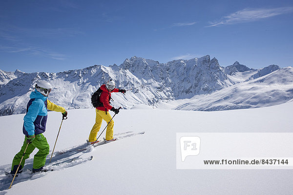 Freizeit Wintersport Winter Mann Sport Abenteuer schnitzen Skisport Ski 2 Kanton Graubünden Tiefschnee Pulverschnee