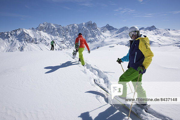 Freizeit Wintersport Winter Mann Sport Abenteuer schnitzen Skisport Ski 3 Kanton Graubünden Tiefschnee Pulverschnee