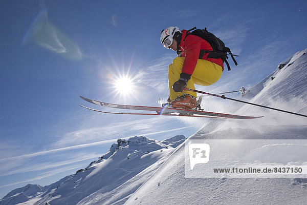 Freizeit Wintersport Winter Mann Sport Abenteuer springen schnitzen Skisport Ski Kanton Graubünden Tiefschnee Pulverschnee Sonne
