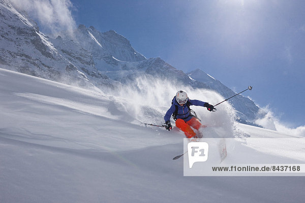 Freizeit Wintersport Berg Winter Mann Sport Abenteuer Eis schnitzen Gletscher Skisport Ski Berner Alpen Tiefschnee Pulverschnee