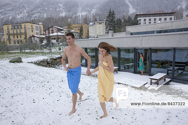 Wasser Frau Winter Mann baden Gesundheit Wassersport Himmel Kanton Graubünden Sauna Schnee Wellness