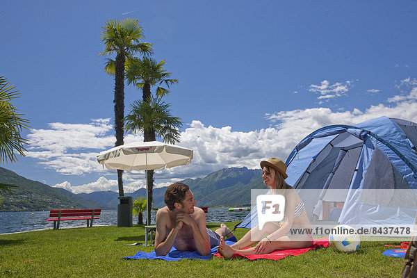 Frau Mann ruhen See camping Zelt Pause Rest Überrest Südschweiz