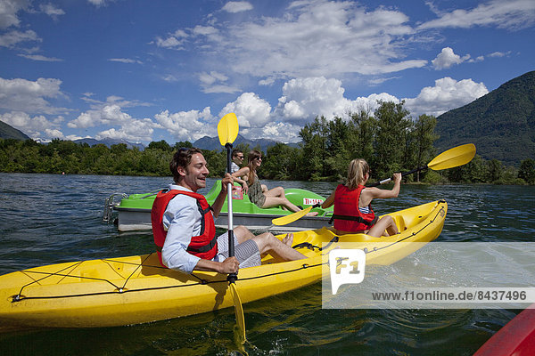 Wasser Frau Mann Sommer Wassersport See Boot fließen Fluss Bach Schiff Kanu Tretboot Gewässer Südschweiz