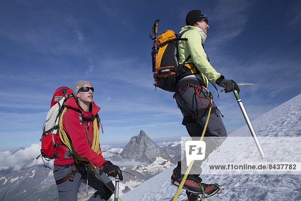 Frau Berg Mann gehen aufwärts Eis wandern Matterhorn Gletscher Breithorn