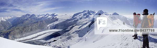 Panorama Frau Berg Mann gehen Seil Tau Strick aufwärts Eis wandern Gletscher Monte Rosa Breithorn