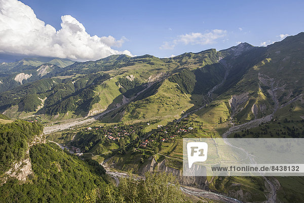 hoch oben Berg Landschaft grün Tal Schlucht Eurasien
