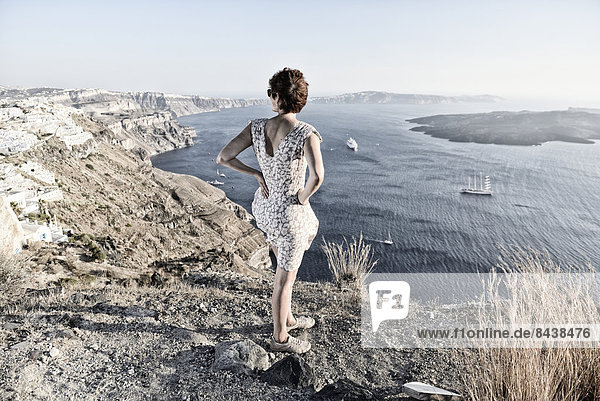 Frau Reise Meer Dorf Schiff Insel Griechenland Santorin Krater Kleid griechisch