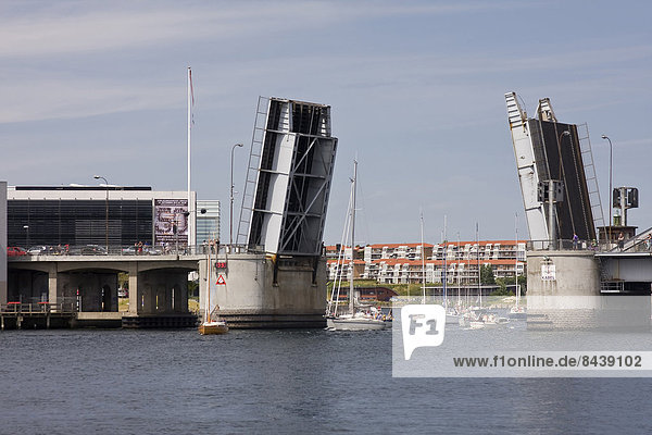 Zugbrücke  Fischereihafen  Fischerhafen  Hafen  Europa  niemand  Stadt  Großstadt  Boot  Brücke  Dänemark  dänisch