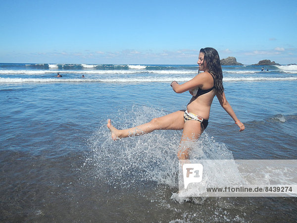 Wasser  Jugendlicher  Frau  Fröhlichkeit  europäisch  Bikini  planschen  Meer  Kanaren  Kanarische Inseln  Mädchen  Spaß  Spanien  Teneriffa