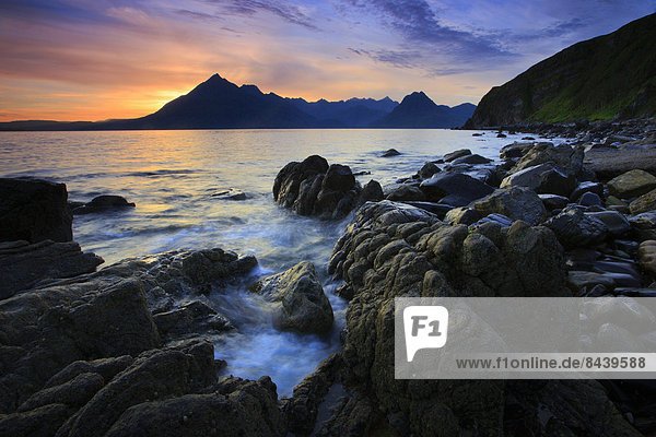 Felsbrocken Panorama Landschaftlich schön landschaftlich reizvoll Wasser Europa Berg Stein Strand Sommer Abend Sonnenuntergang Großbritannien Steilküste Küste Meer Natur Insel Abenddämmerung Elgol Isle of Skye Schottland schottisch Skye Dämmerung