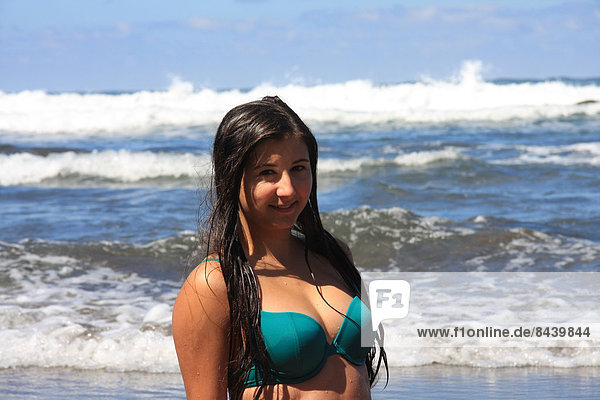 Wasser  Jugendlicher  Europa  Frau  Bikini  Urlaub  braunhaarig  Kanaren  Kanarische Inseln  Mädchen  Spanien  Teneriffa
