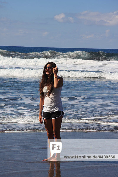 Jugendlicher  Europa  Frau  Strand  Küste  Wasserwelle  Welle  Meer  braunhaarig  1  Kanaren  Kanarische Inseln  Mädchen  Spanien  Teneriffa