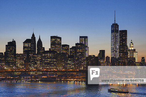 Vereinigte Staaten von Amerika  USA  Einkaufszentrum  Panorama  Skyline  Skylines  New York City  Amerika  Abend  Nacht  Reise  Großstadt  Architektur  bunt  Brücke  Hochhaus  Tourismus  Brooklyn  Innenstadt  Manhattan  neu